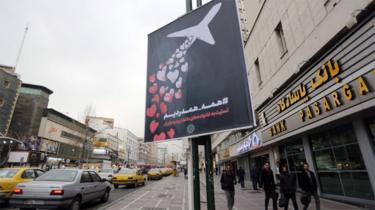 لافتة على عمود إضاءة في طهران كتب عليها "كلنا نشعر بالألم ونتعاطف مع الضحايا"