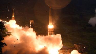 Hàn Quốc phóng tên lửa Hyunmu-2 qua Biển Đông trong cuộc tập trận chung Hàn Quốc-Hoa Kỳ nhằm phản ứng vụ Bắc Hàn phóng thử tên lửa đạn đạo xuyên lục địa hôm 29/7/2017