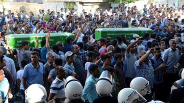 துருக்கிய அதிகாரிகள் ஐ.எஸ். தீவிரவாதிகளுடன் கூட்டு சதியில் ஈடுபட்டுவிட்டனர் என்று சுருக்-கில் 2015ல் தற்கொலைப் படை தாக்குதல் நடந்த பிறகு, குர்திஷ் இனத்தவர்கள் குற்றஞ்சாட்டினர்