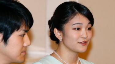 Prinses Mako en Kei Komuro op een persconferentie om hun verloving in september 2017 aan te kondigen.