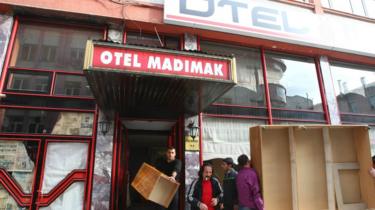 Katliamın yaşandığı Madımak Oteli'nin kapatılmadan hemen önceki görüntüsü.