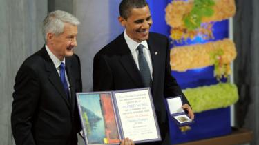 O Presidente dos EUA Barack Obama detém o seu Prémio Nobel da Paz ao lado do Presidente do Comité Nobel da Noruega, Thorbjoern Jagland, em Oslo - 10 de Dezembro de 2009