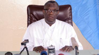 Dogiteri Denis Mukwege mu kiganiro n'abanyamakuru ku bitaro bye bya Panzi i Bukavu muri Kongo, ubwo yari amaze kumenya ko yatsindiye igihembo Nobel cy'amahoro
