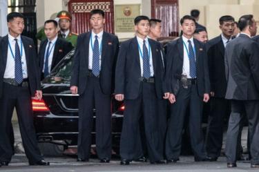 Nhóm cận vệ vây quanh chiếc xe của lãnh đạo Kim Jong-un