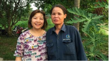 Amie Mui Lee cùng người bạn học phổ thông ở Quảng Ninh trong chuyến về Việt Nam năm 2015.