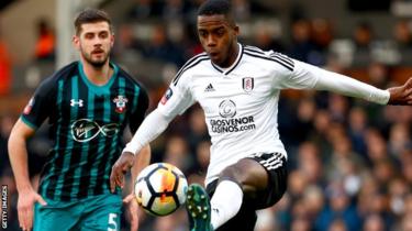 Kiungo wa Fulham Ryan Sessegnon (kulia) akimkaba mlinzi wa Southampton Jack Stephens