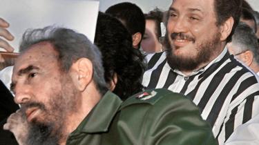 leader Cubano Fidel Castro (a sinistra) con il suo figlio, fisico nucleare Fidel Castro Diaz-Balart, nel febbraio del 2002, durante la Fiera del Libro dell'Avana di apertura