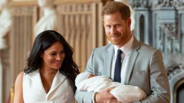 Meghan e Harry mostrando o seu novo filho, Archie Harrison, pela primeira vez