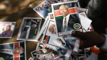 Muž prodává odznaky s fotografií zesnulého bývalého keňského prezidenta Daniela Arapa Moie, před budovou parlamentu"s President Daniel Arap Moi, outside Parliament Buildings