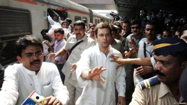 मुंबई में रेलवे प्लेटफॉर्म पर राहुल गांधी