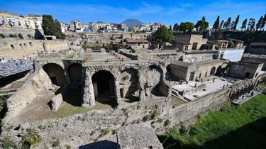 Een algemeen beeld toont de archeologische site van Herculaneum in Ercolano, nabij Napels