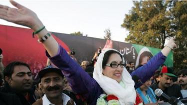 Benazir Bhutto vermoord na een verkiezing rally in Rawalpindi op 27 December 2007
