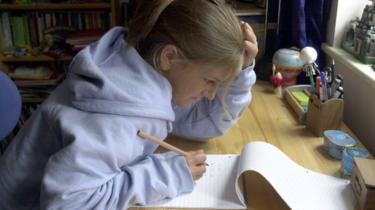 Une fille qui fait ses devoirs