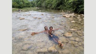 Karena tinggal di dekat sungai di Haiti, salah satu aktivitas favorit Jhonny Labossière dengan anak perempuannya adalah bermain di air.
