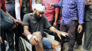 পেশাগত দায়িত্ব পালন করতে গিয়ে নির্যাতনের শিকার এক সাংবাদিক।