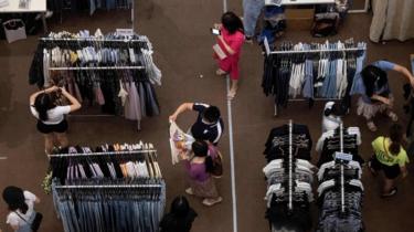 Pessoas compram roupas em um shopping em Shenzhen, no sul da província chinesa de Guangdong, em 21 de maio de 2020.