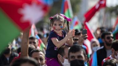 demonstranter holder Aserbajdsjan og tyrkiske flag, når de råber slagord i en demonstration for at støtte Aserbajdsjan mod Armenien i Istanbul