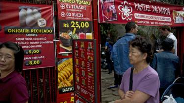  Menschen werden am 14.Juni 2014 vor einem Restaurant in Liberdade gesehen, einem zentralen Viertel von Sao Paulo mit einer hohen Konzentration japanischer Nachfahren. Brasilien hat die größte Gemeinschaft japanischer Nachkommen in der Welt außerhalb Japans, geschätzt auf 1,5 Millionen Menschen.