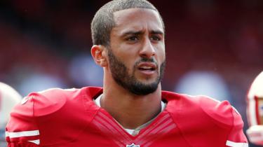 El mariscal de campo de los 49ers de San Francisco, Colin Kaepernick, se encuentra en el campo antes de su partido de fútbol americano de pretemporada de la NFL contra los Broncos de Denver.temporada de fútbol americano contra los Broncos de Denver