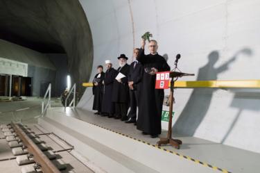 Religiøse figurer delta på en velsignelse Av Gotthard tunnel, 1 juni