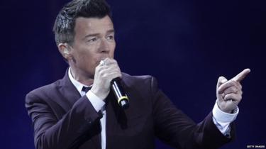 Rick Astley arătând acolo.