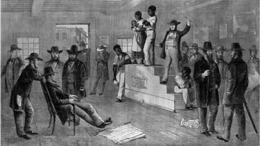 Veilingverkoop voor Negro slave family while perspective buyers look on smoking sigars, engraving, 1861. BPA2 # 5154