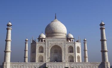 El Taj Mahal se encuentra en la ciudad septentrional india de Agra