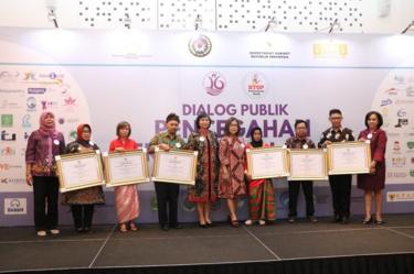 Para penerima penghargaan pelopor pencegahan perkawinan anak berfoto bersama usai menerima piagam penghargaan di Jakarta, Selasa (18/12)