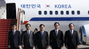 Chung Eui-yong (C), head of the presidential National Security Office, Suh Hoon (2-L), the chief of the South"s National Intelligence Service, and other delegates pose before boarding an aircraft as they leave for Pyongyang at a military airport in Seongnam, south of Seoul, South Korea,