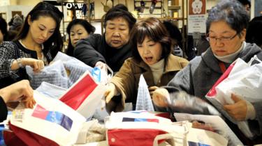 Ano Novo compradores pegar os sacos de sorte's shoppers pick up the lucky bags