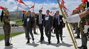 Funcionários públicos em simulação da posse de Bolsonaro, feita em 30 de dezembro