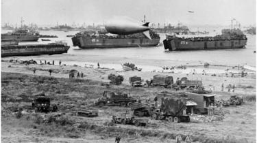 Omaha Beach nach den ersten Landungen, zeigt Marineschiffe vor der Küste massiert