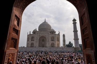 De Taj Mahal trekt jaarlijks miljoenen toeristen