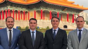Carlos, Flávio, Jair e Eduardo Bolsonaro em visita a Taiwan, em março de 2018