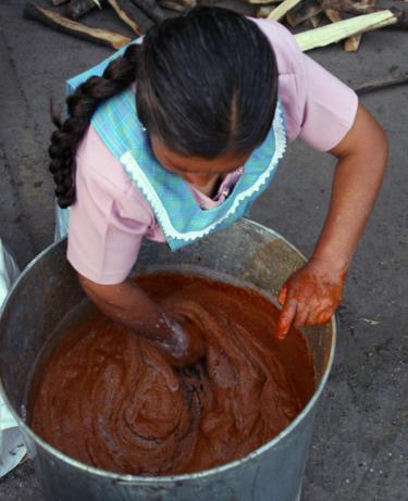 Una mujer removiendo ixkimoll