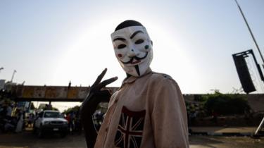 Sudanilainen mielenosoittaja pitää Guy Fawkes-naamiota armeijan päämajan edustalla Khartumissa 6.toukokuuta 2019.