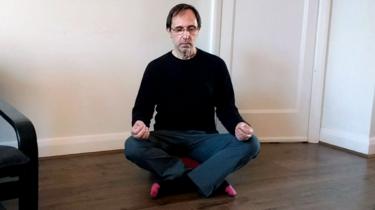 Henri Astier mediteert