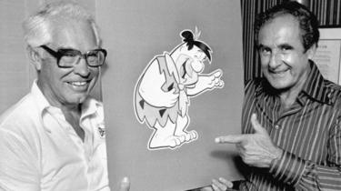 Les créateurs de "The Flintstones", la populaire série animée, brandissent un dessin de Fred Flintstone."The Flintstones," the popular animated series, hold up a drawing of Fred Flintstone.