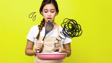 Young woman who failed cooking.