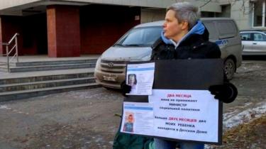 Yulia Savinovskikh protesting