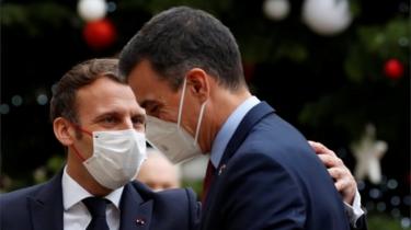 Il presidente francese Emmanuel Macron accoglie il primo ministro spagnolo Pedro Sanchez all'Eliseo nell'ambito degli eventi per il 60° anniversario della firma della convenzione OCSE a Parigi, Francia, il 14 dicembre 2020.