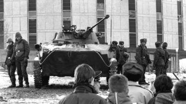 Soviet soldiers guard Vilnius TV tower. Photo: January 1991