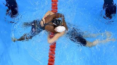 Zwemster Simone Manuel uit de Verenigde Staten (L) omhelst Penny Oleksiak uit Canada nadat beiden goud hebben gewonnen