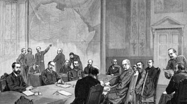 Un dessin de la conférence de Berlin avec une carte géante de l'Afrique