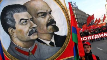 Lenin ja Stalin jakavat banderollin kommunistipuolueen mielenosoituksessa Moskovassa