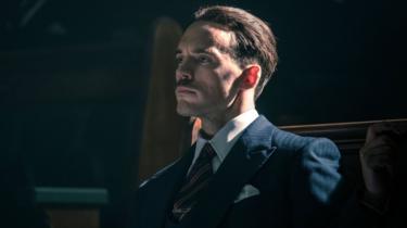 Sam Claflin como Sir Oswald Mosley em Peaky Blinders