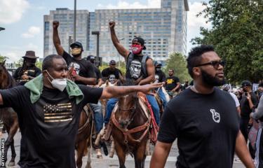 Black Lives Matter zwolennicy protestujący przeciwko śmierci George'a Floyda w Houston, 2 czerwca