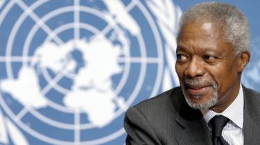 United Nations (UN) Secretary General Kofi Annan smiles in front of UN logo at a news conference 21 November 2006