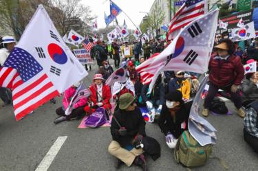 tilhængere af Sydkoreas tidligere præsident Park Geun-hye samles under et rally, der kræver frigivelse af Park Geun-hye uden for Seoul Central District Court i Seoul den 6.April 2018.'s former president Park Geun-hye gather during a rally demanding the release of Park Geun-hye outside the Seoul Central District Court in Seoul on 6 April 2018.