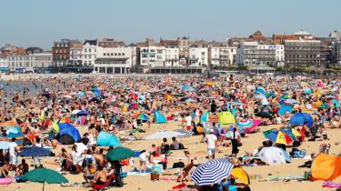 Zatłoczona brytyjska plaża